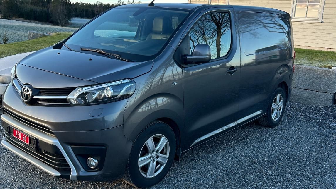 En mørkegrå toyota varebil