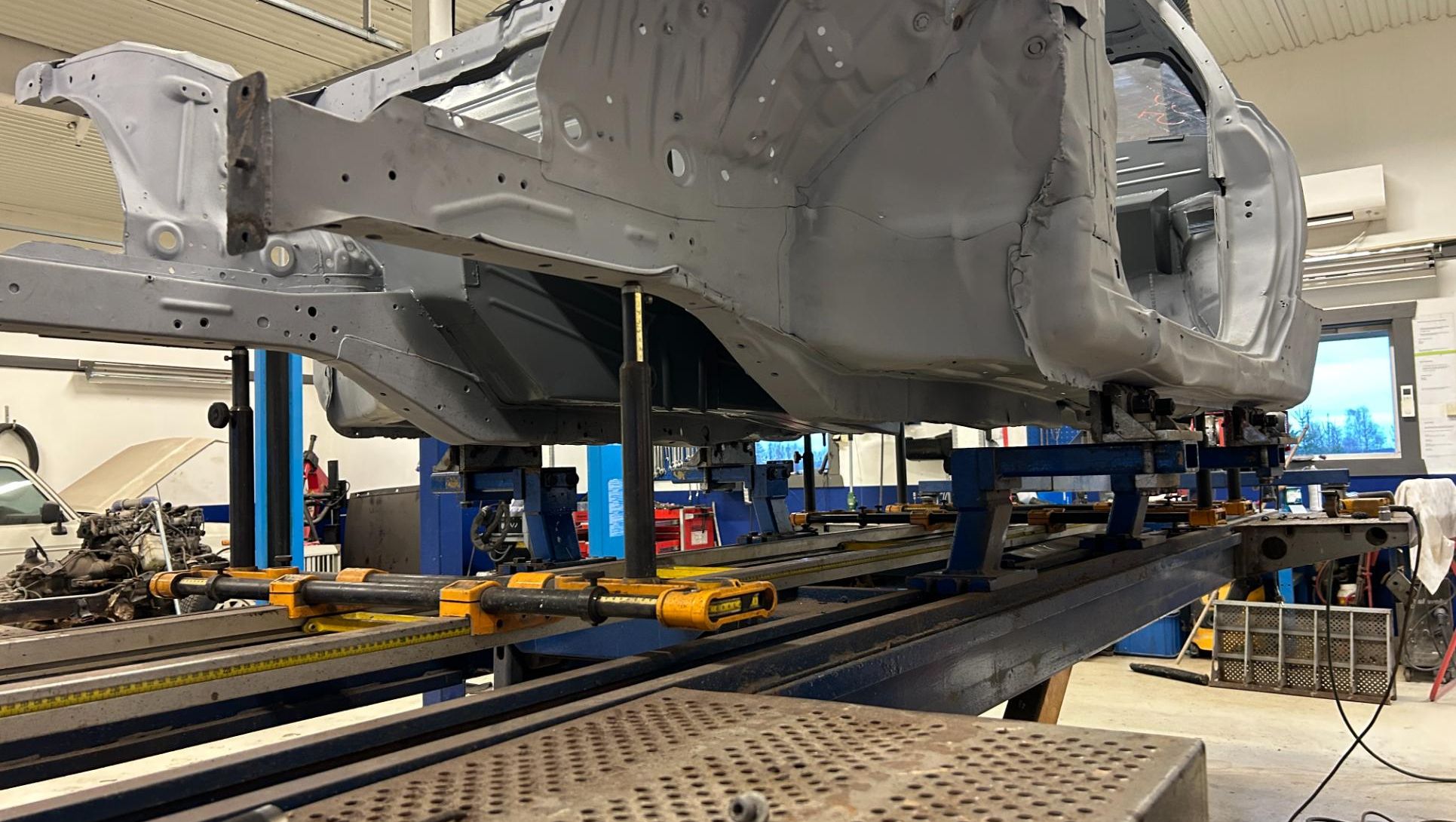 Opprettingsarbeid på driftbil